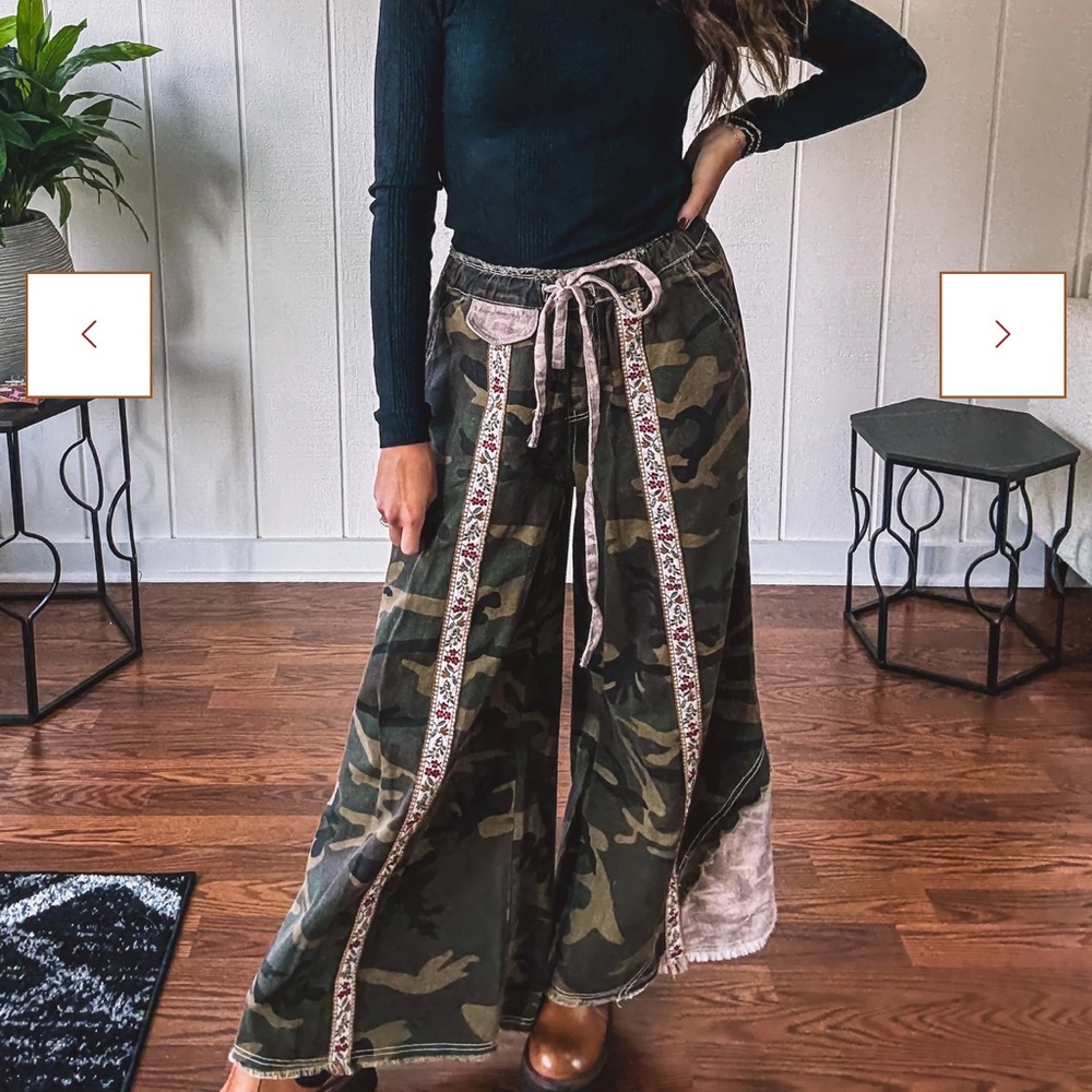 🆕 POL OLIVE CAMO TAPESTRY FLORAL WIDE LEG PANTS NWOT